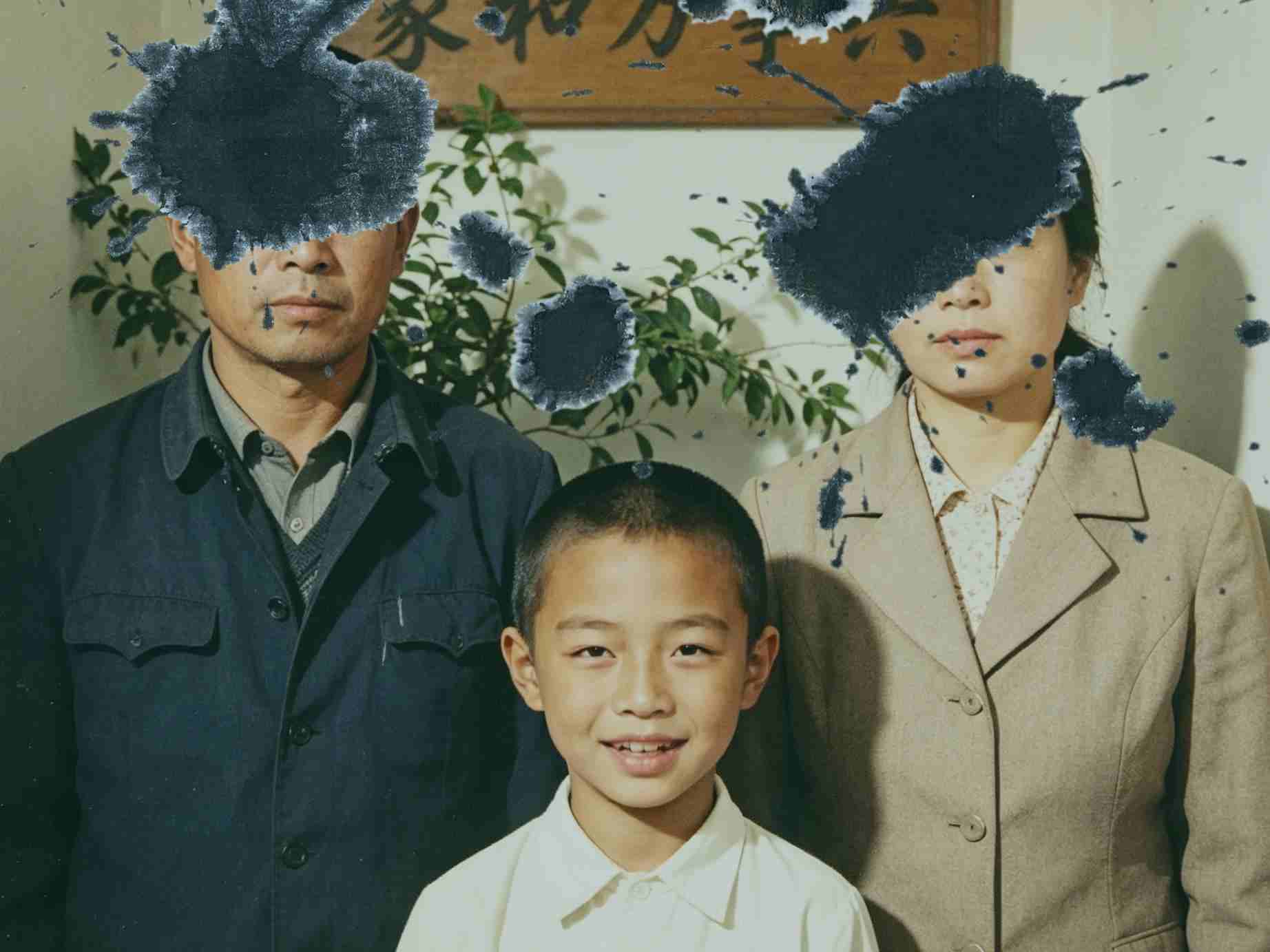 [被损毁的家庭合照]
